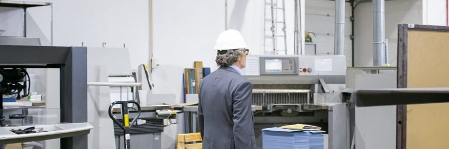 man met koffer in magazijn met klimaatbeheersing